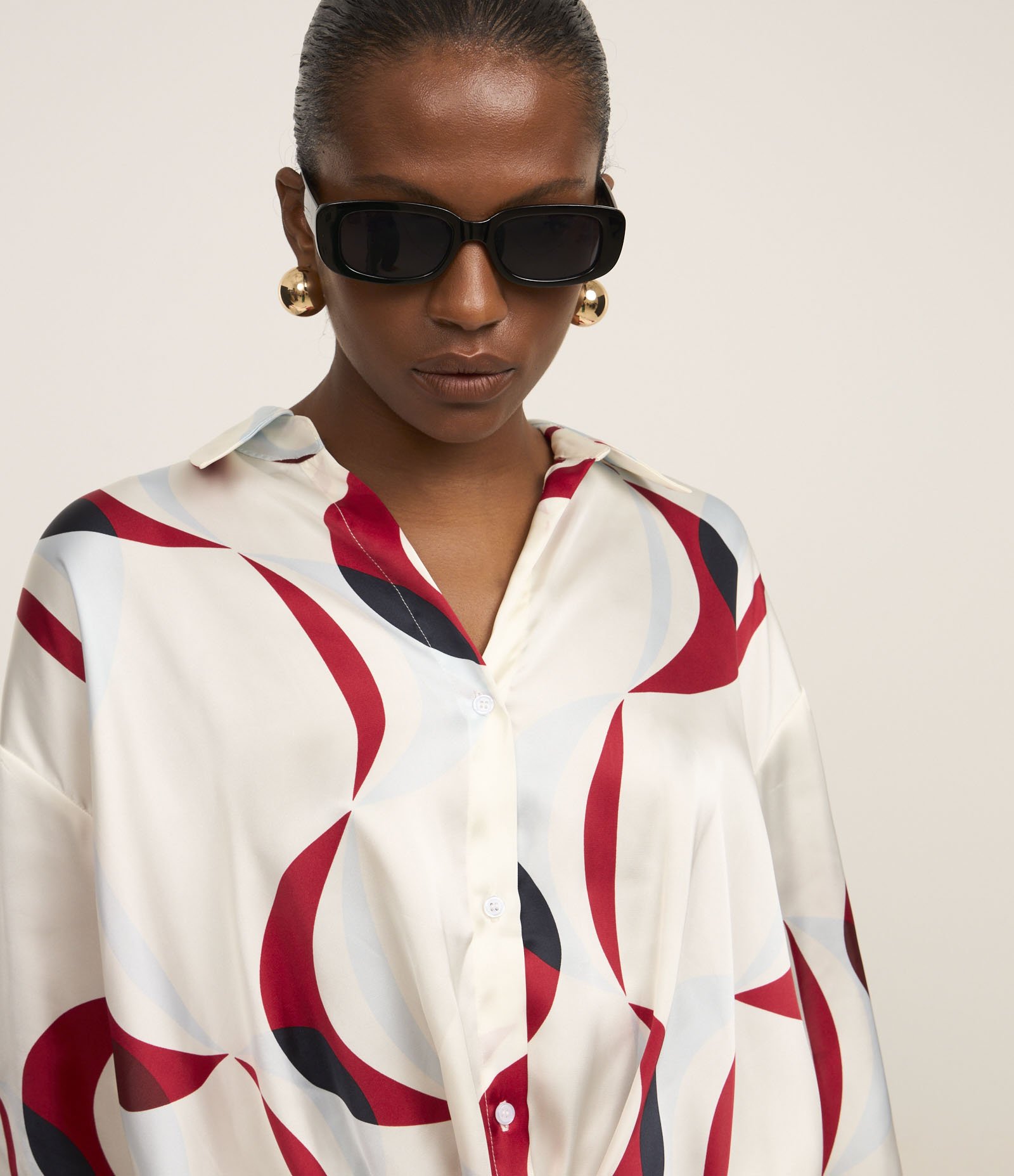 Camisa Acetinada com Torcido e Estampa Geométrica Branco 4