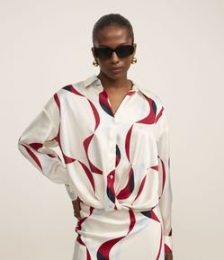Camisa Acetinada com Torcido e Estampa Geométrica