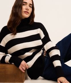 Suéter Tricô com Gola Alta e Estampa Listrada