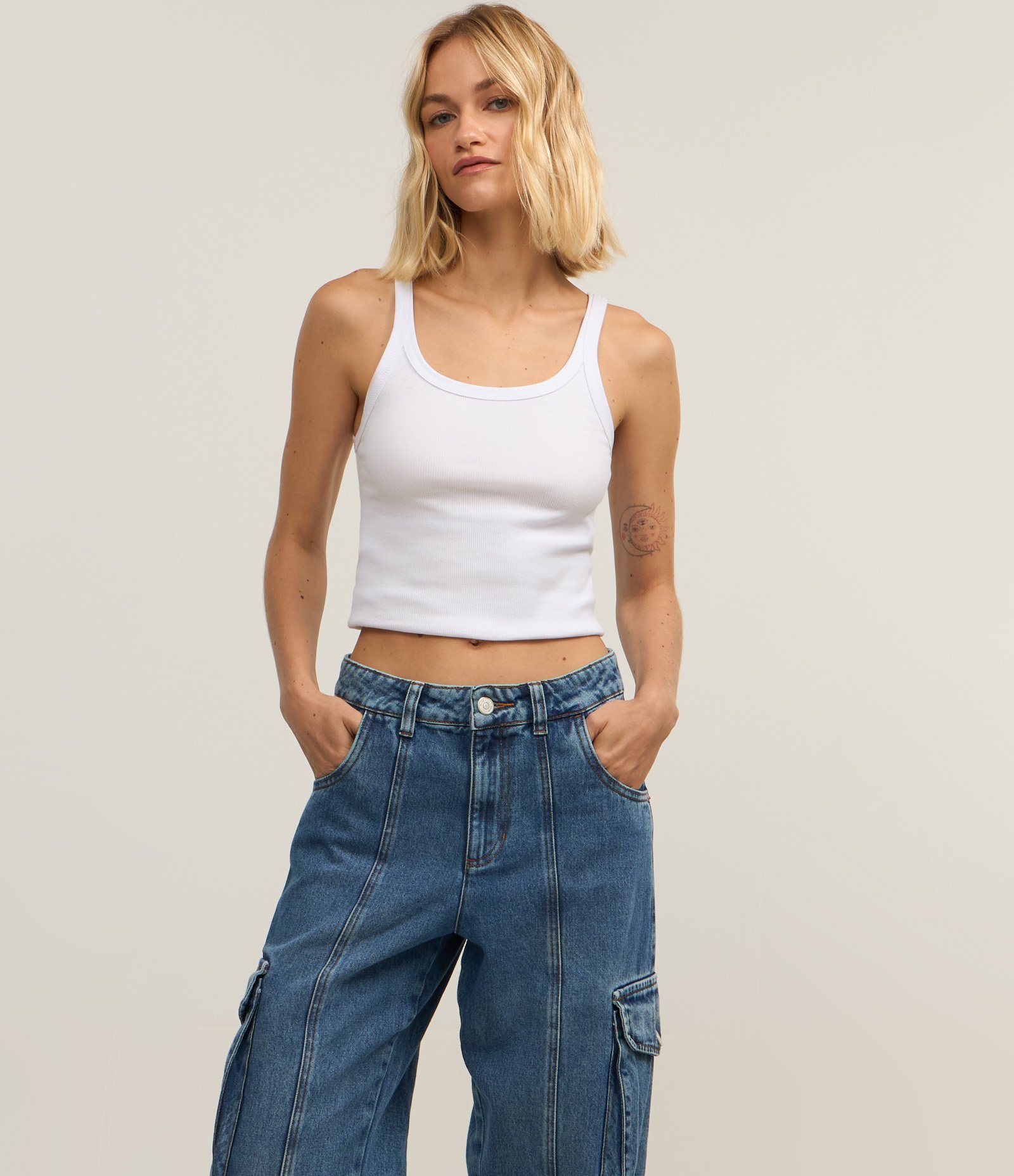 Calça Reta em Jeans com Recorte e Bolso Cargo na Lateral Médio 3