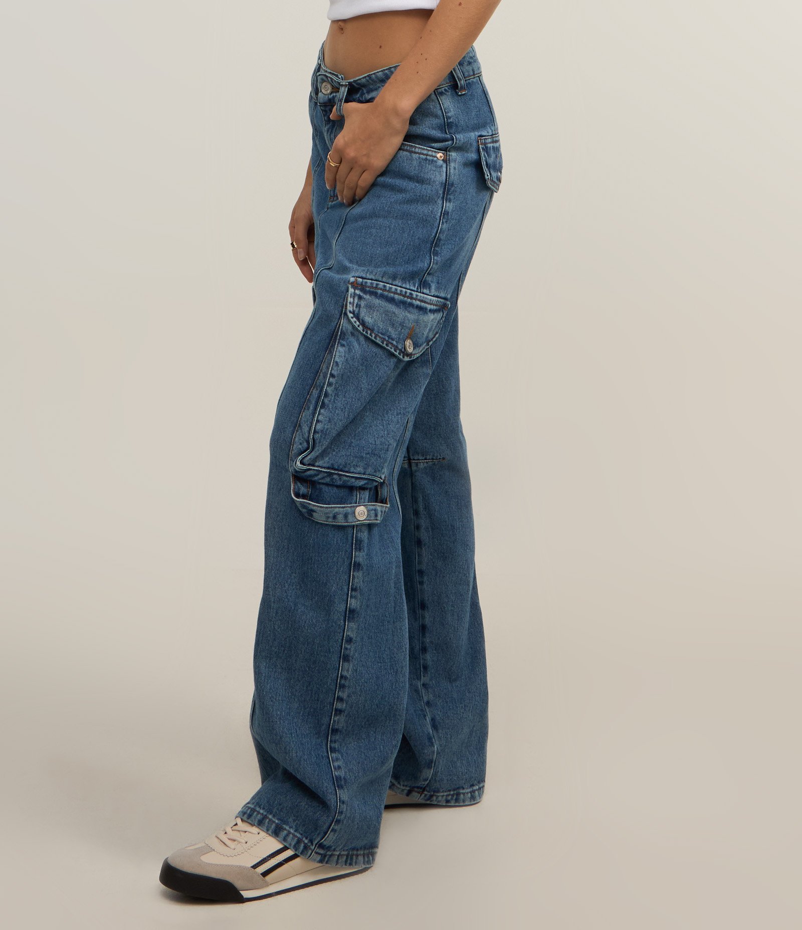 Calça Reta em Jeans com Recorte e Bolso Cargo na Lateral Médio 4