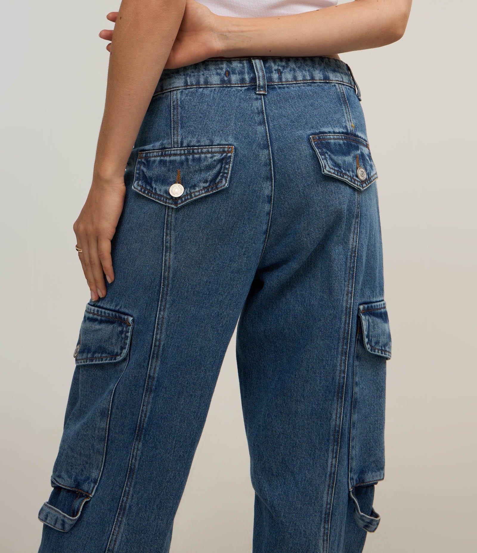 Calça Reta em Jeans com Recorte e Bolso Cargo na Lateral Médio 5