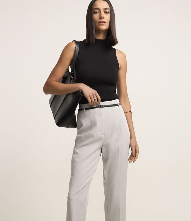 Calça Cenoura Alfaiatada com Cinto Fivela