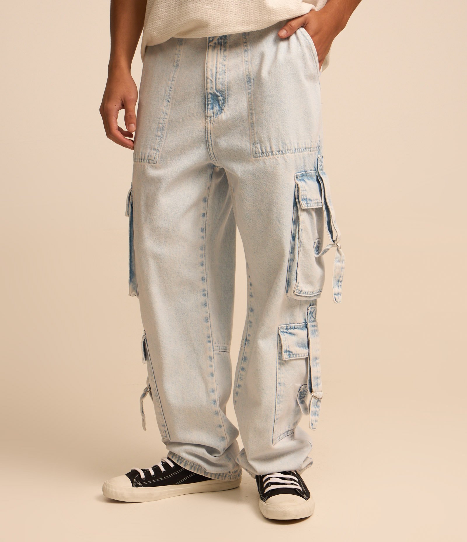 Calça Baggy em Jeans com Bolsos Cargo Azul Claro 3