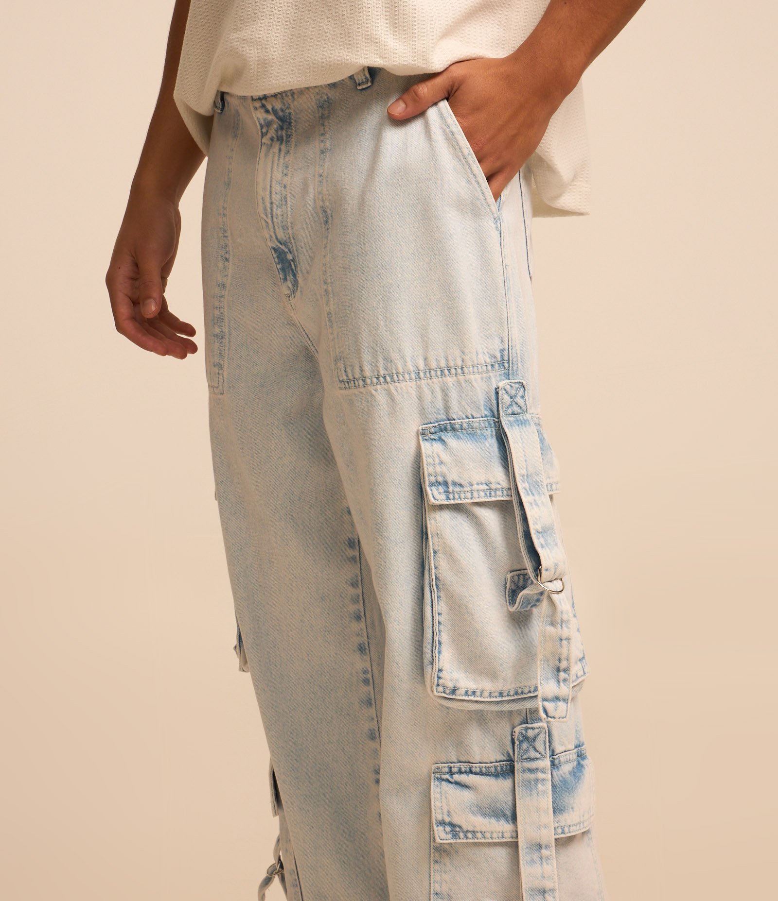 Calça Baggy em Jeans com Bolsos Cargo Azul Claro 4