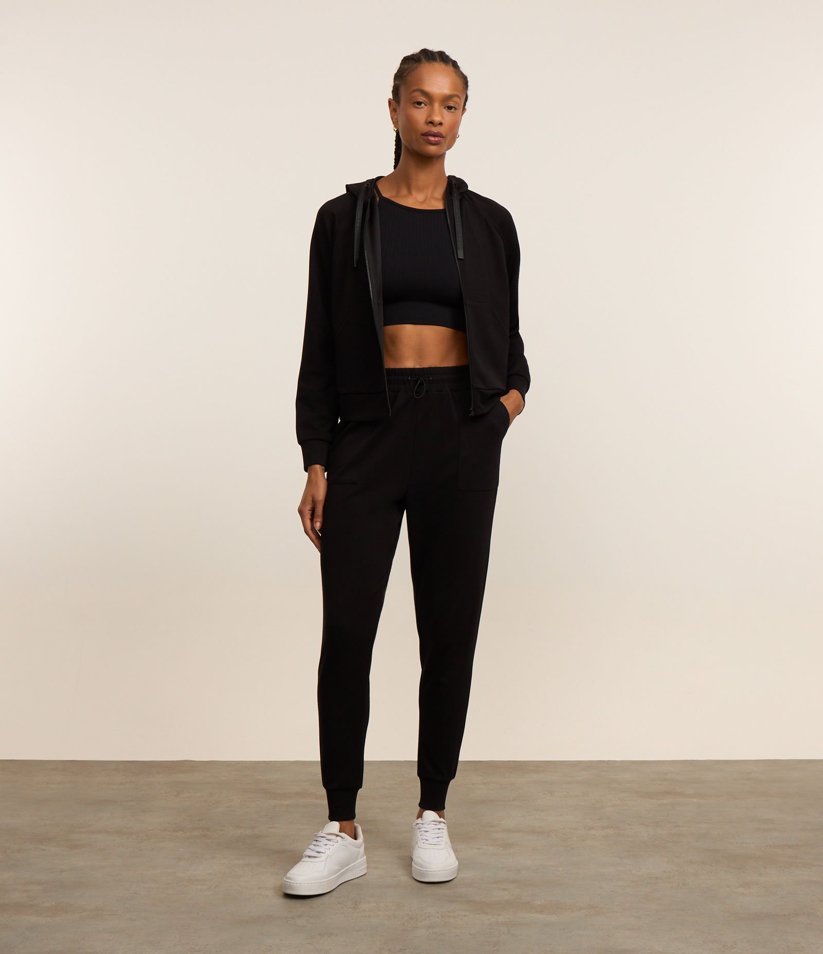 Jaqueta Esportiva em Modal com Capuz Preto 2