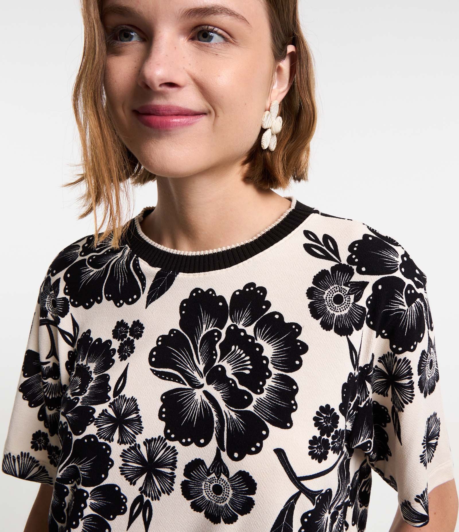 Blusa T-shirt em Crepe com Estampado Floral Branco 3