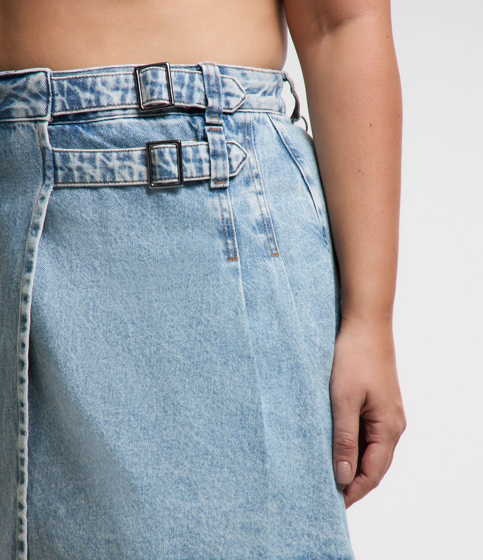 Short Saia em Jeans com com Fivelas Curve & Plus Size Azul 3