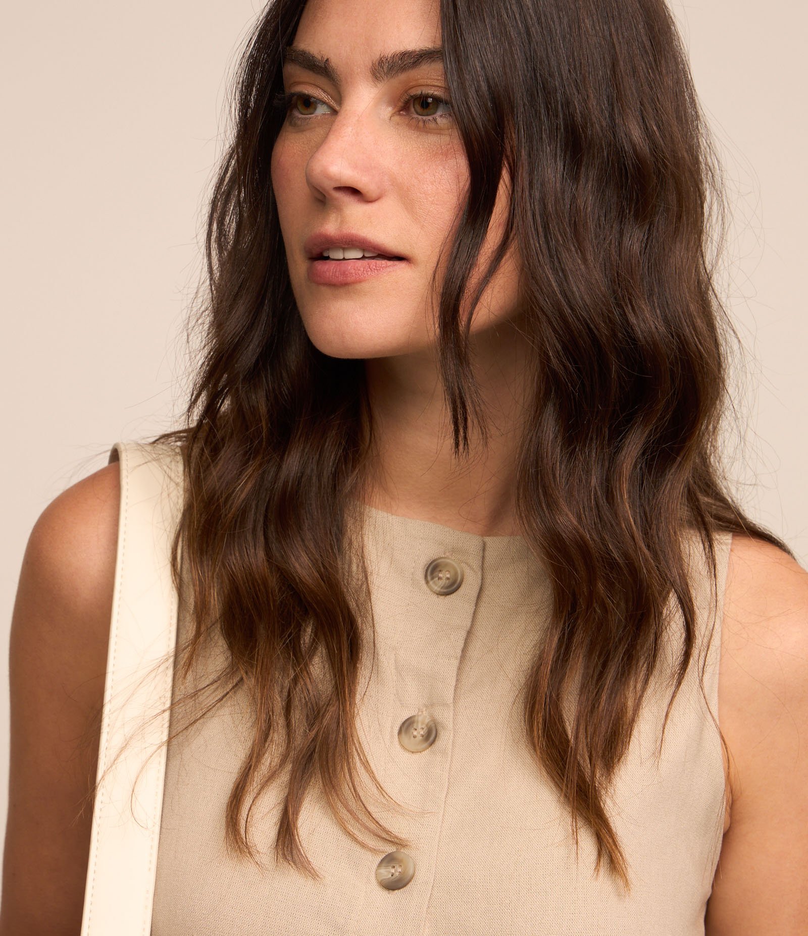 Blusa Alongada Estilo Colete em Viscolinho com Abotoamento Frontal Off White 3