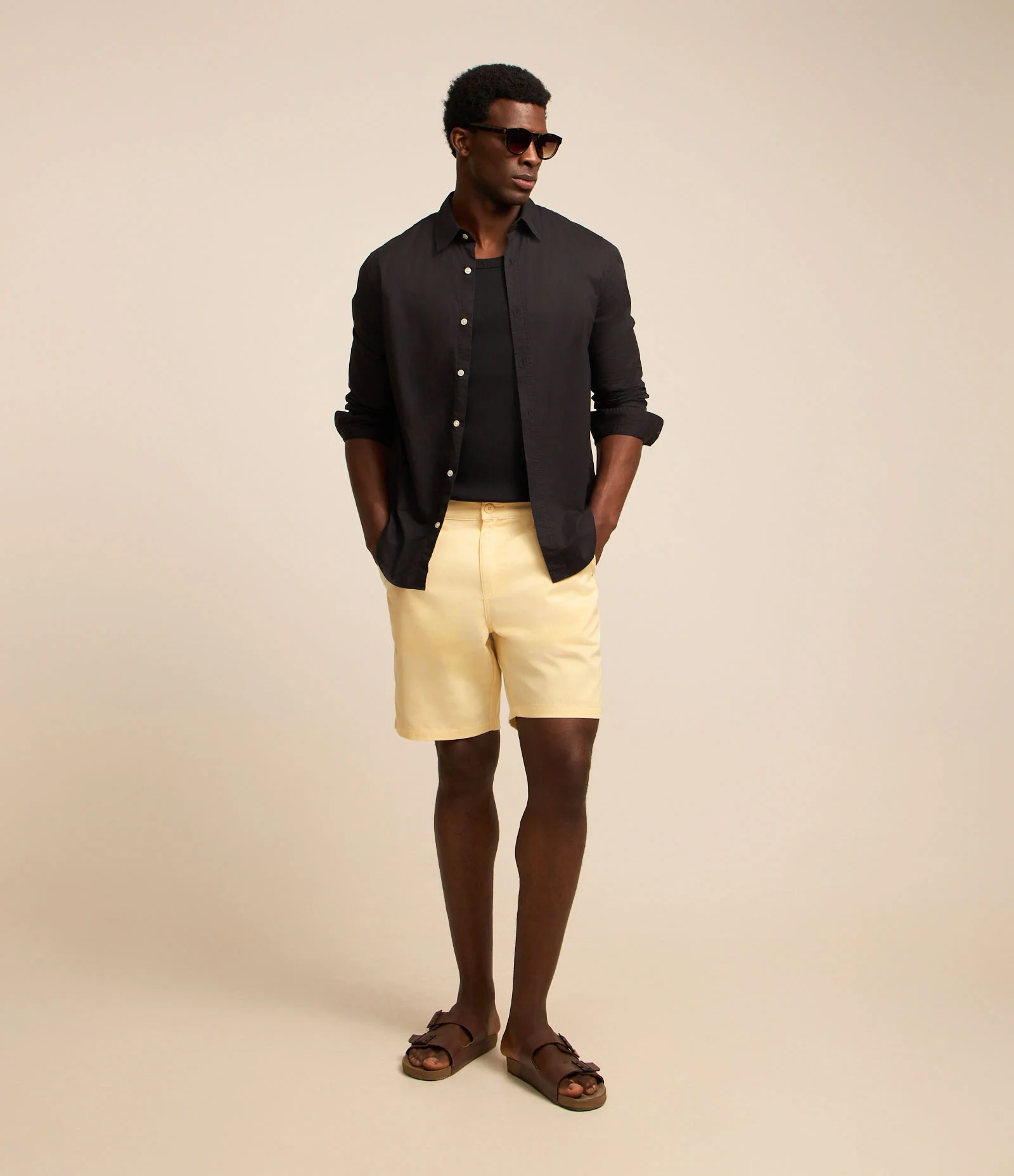 Bermuda Básica em Sarja com Passantes e Bolsos Amarelo Claro 1