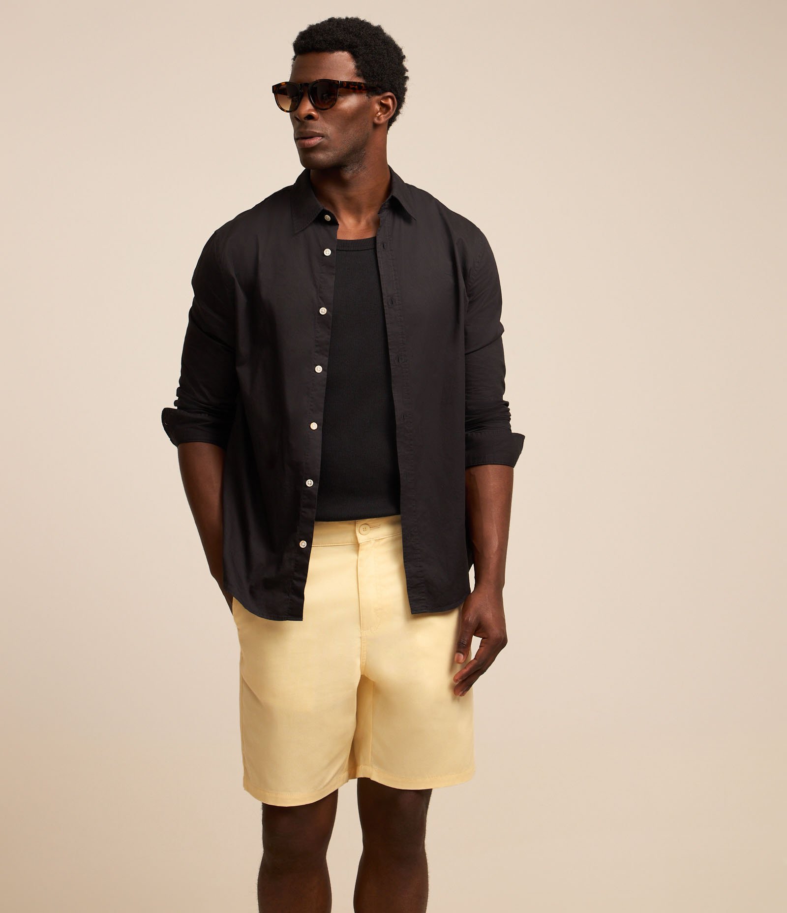 Bermuda Básica em Sarja com Passantes e Bolsos Amarelo Claro 2