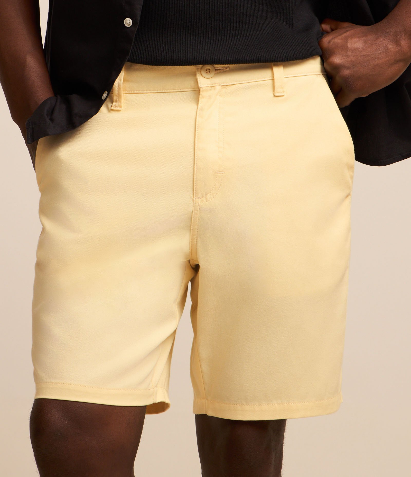 Bermuda Básica em Sarja com Passantes e Bolsos Amarelo Claro 3