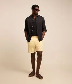 Bermuda Básica em Sarja com Passantes e Bolsos