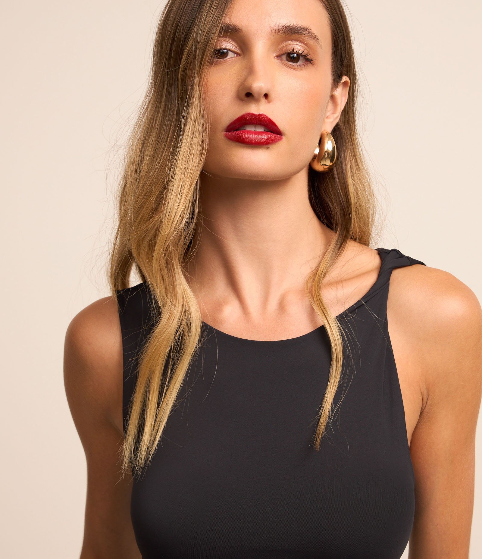 Vestido Reto Midi Sem Manga em Poliamida com Torcido Preto 3