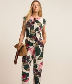 Macacão em Viscose com Detalhe na Cava e Estampa Folhagens