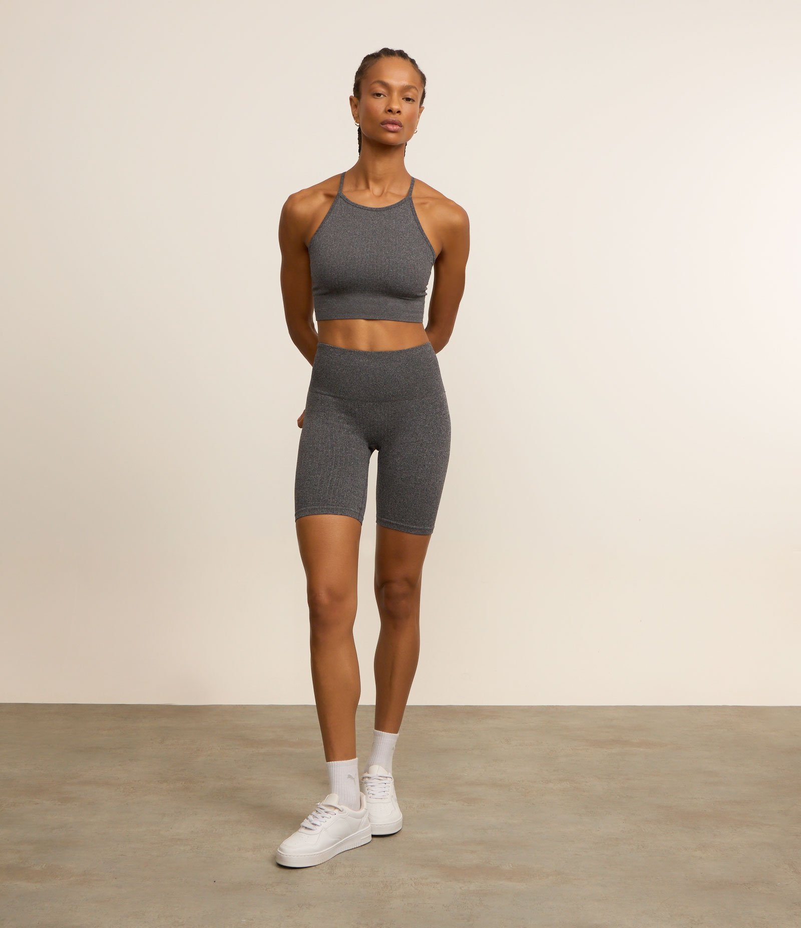 Bermuda Esportiva Canelada Seamless com Cintura Alta Cinza 1