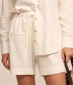Short Reto em Linho Texturizado com Amarração e Bolsos
