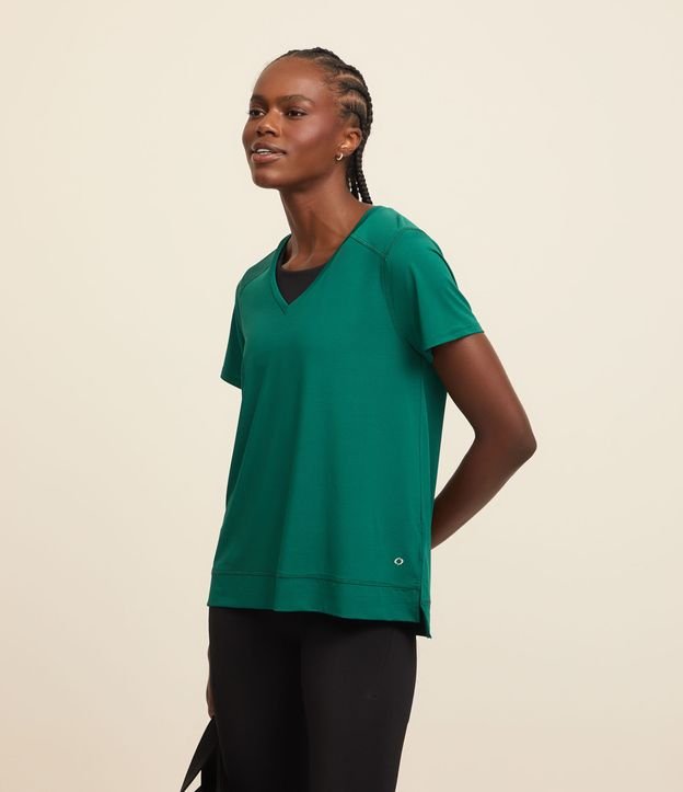 Camiseta Esportiva em Microfibra Furadinha Decote V