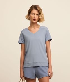 Camiseta Esportiva em Microfibra Furadinha Decote V