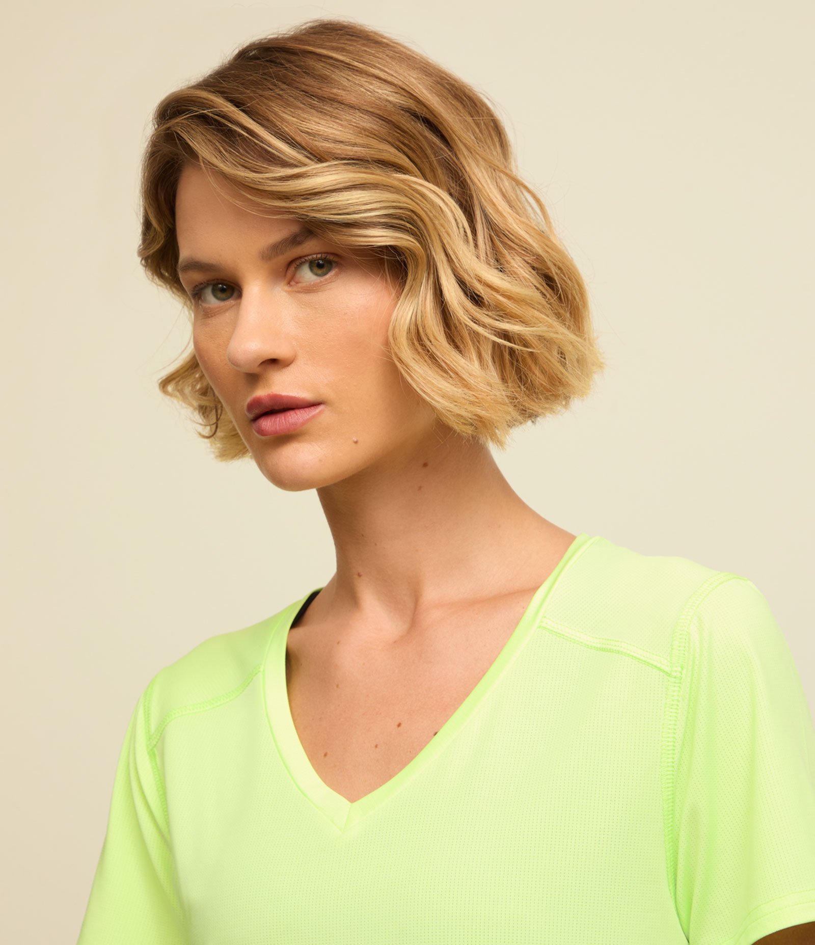 Camiseta Esportiva em Microfibra Furadinha Decote V Verde 3