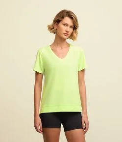 Camiseta Esportiva em Microfibra Furadinha Decote V
