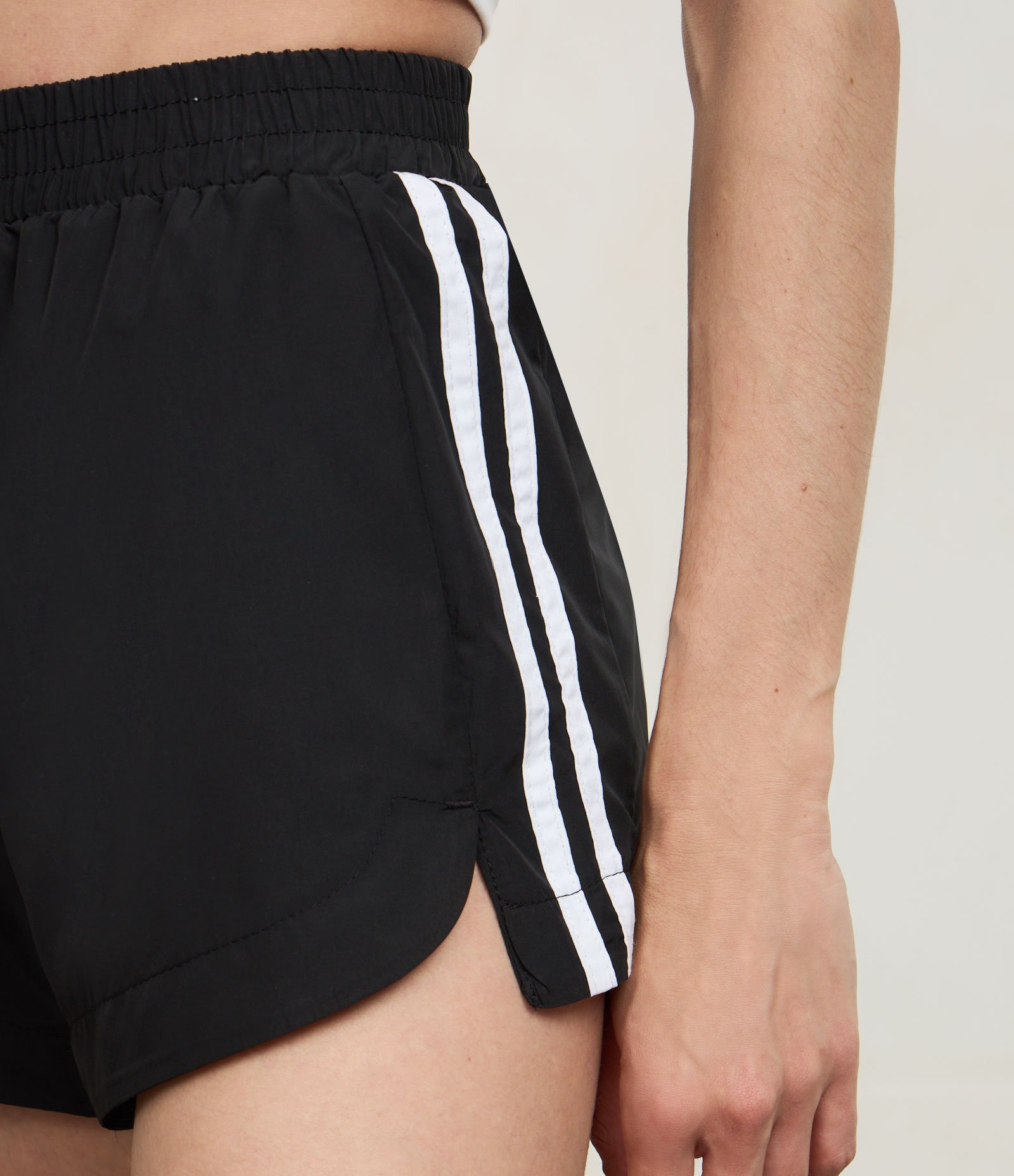 Bermuda Esportiva com Listras Contrastantes nas Laterais Preto 3