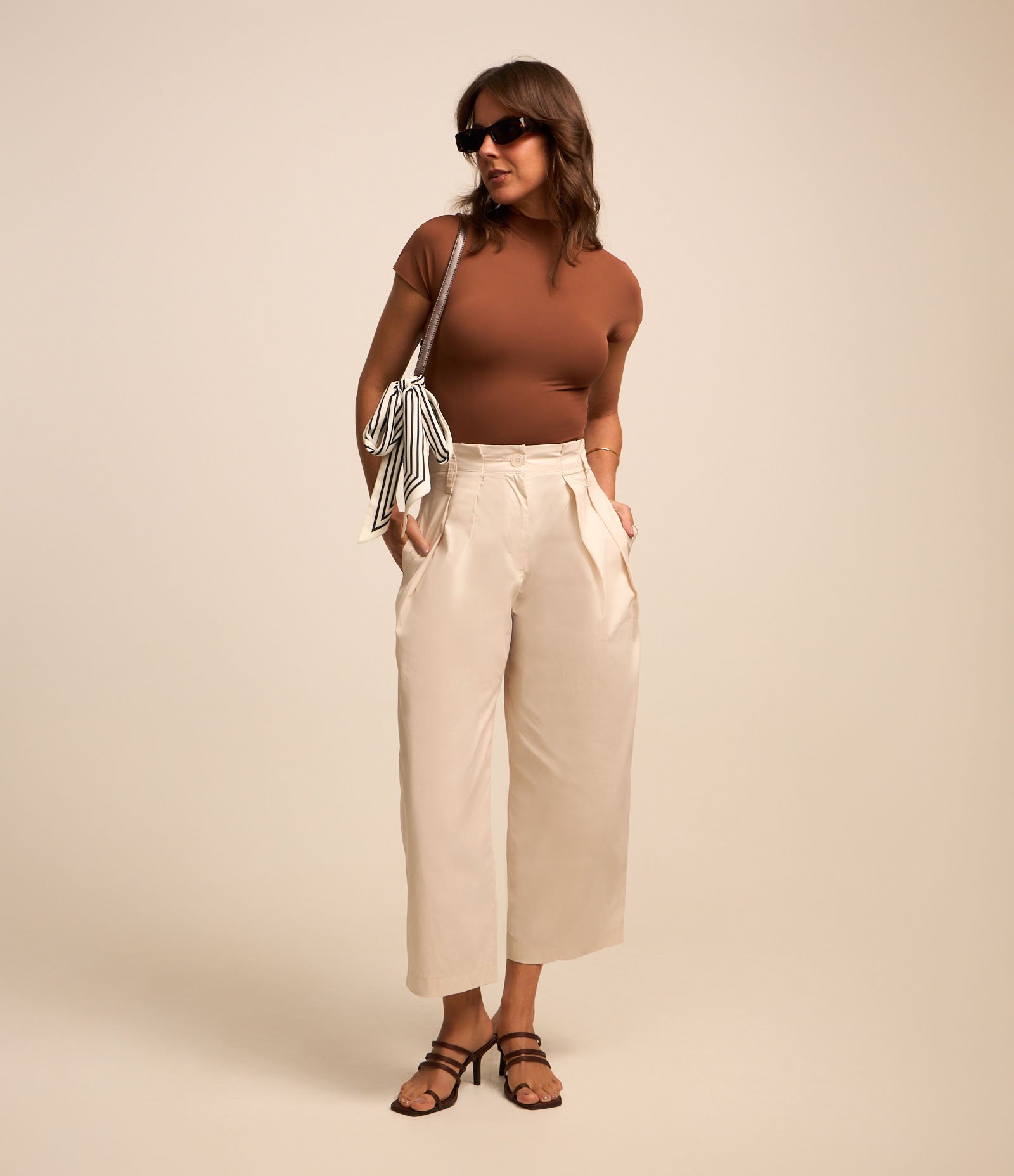 Calça Balloon em Tricoline com Efeito Empapelado e Pregas Bege 1