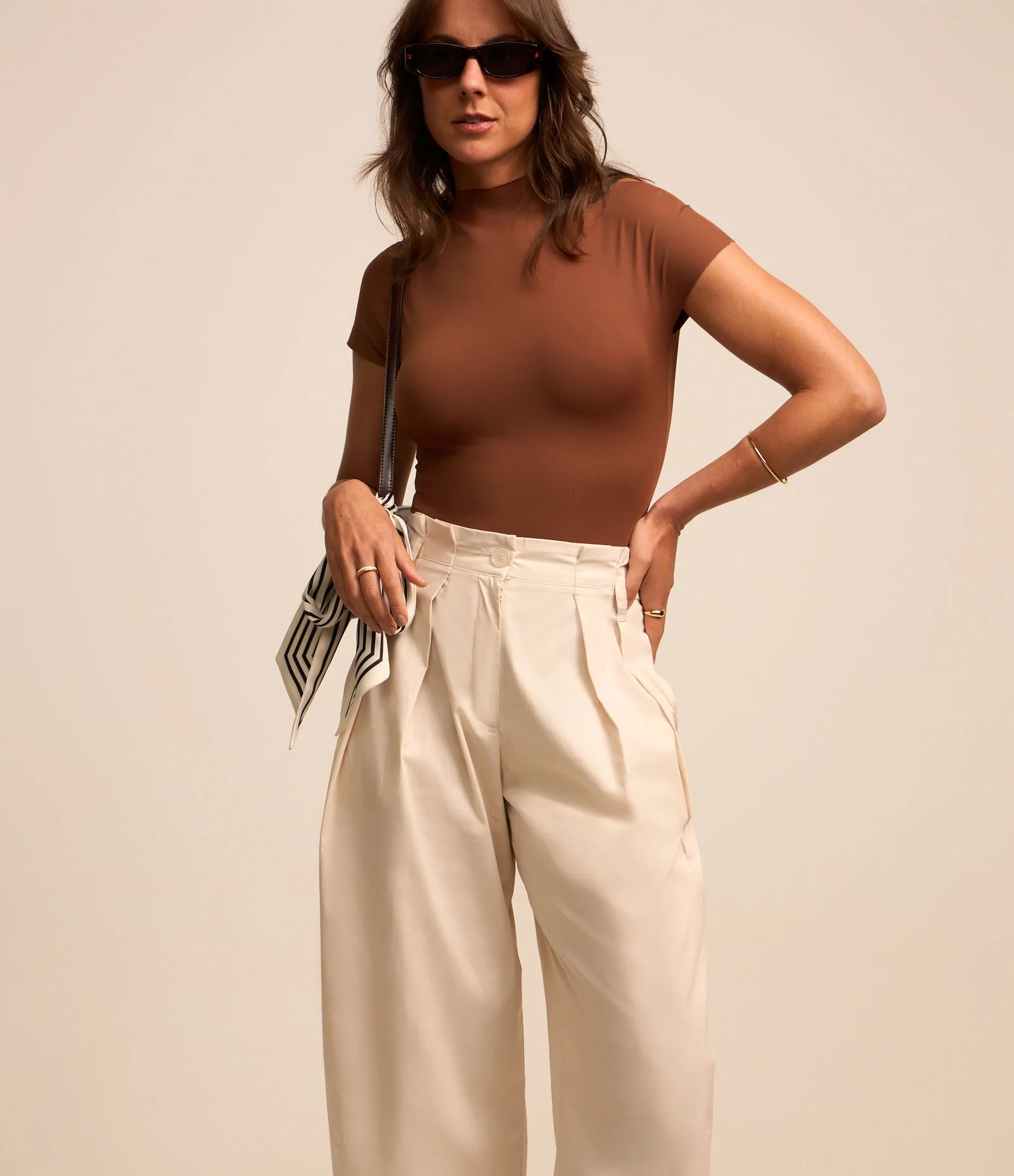 Calça Balloon em Tricoline com Efeito Empapelado e Pregas Bege 2