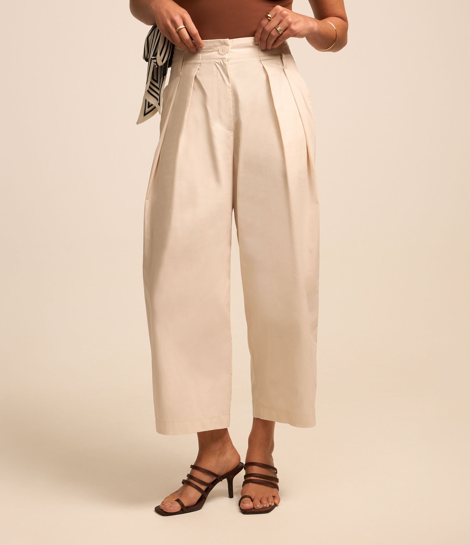 Calça Balloon em Tricoline com Efeito Empapelado e Pregas Bege 3