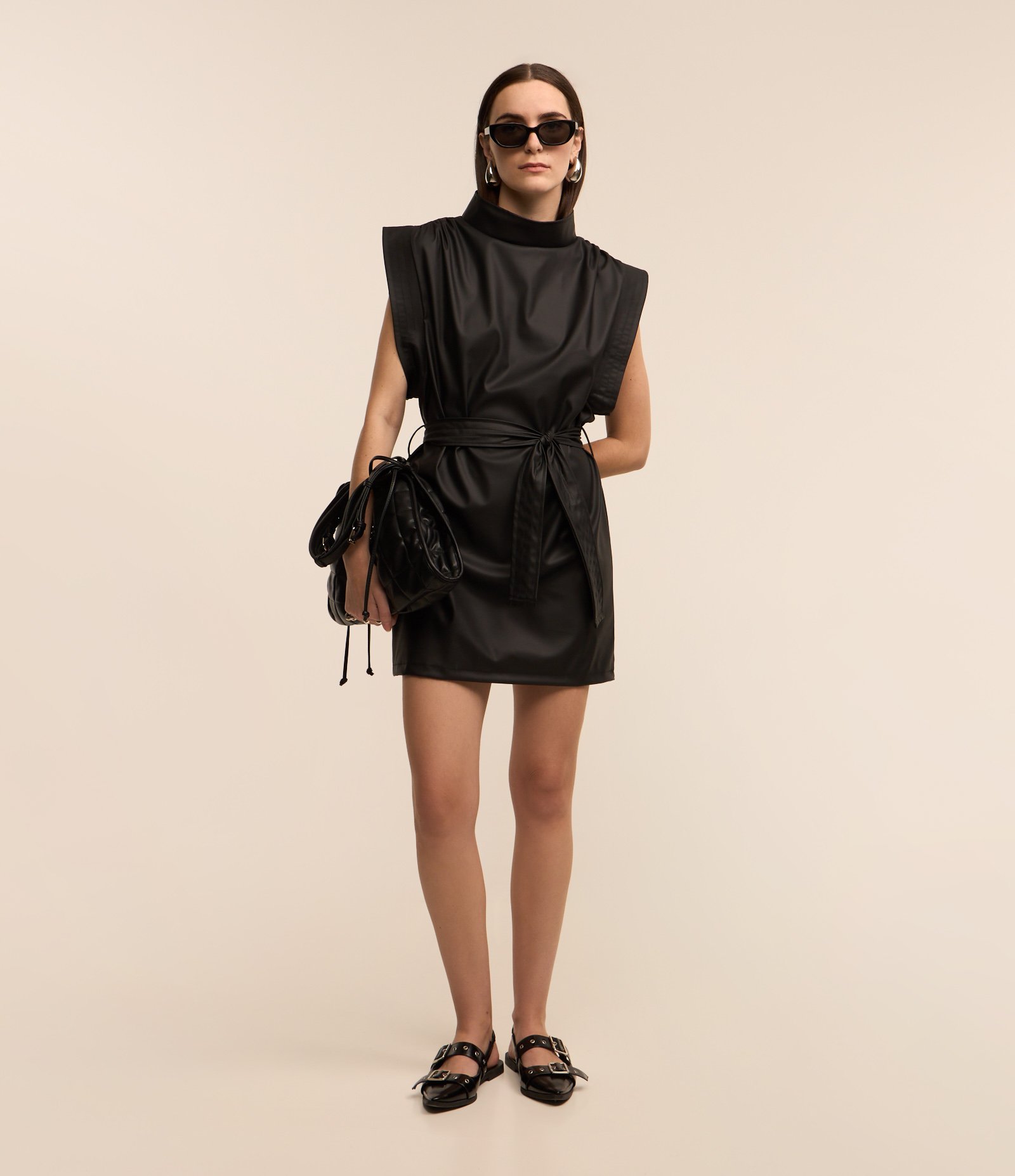 Vestido em PU com Gola Alta e Amarração na Cintura Preto 3