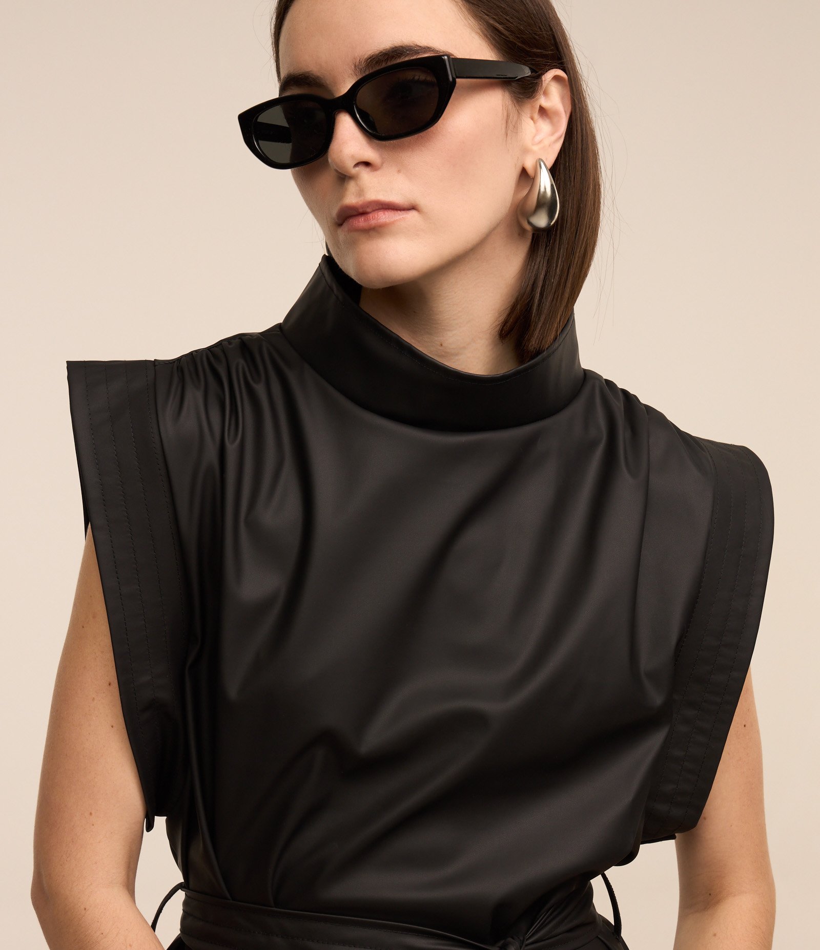 Vestido em PU com Gola Alta e Amarração na Cintura Preto 4