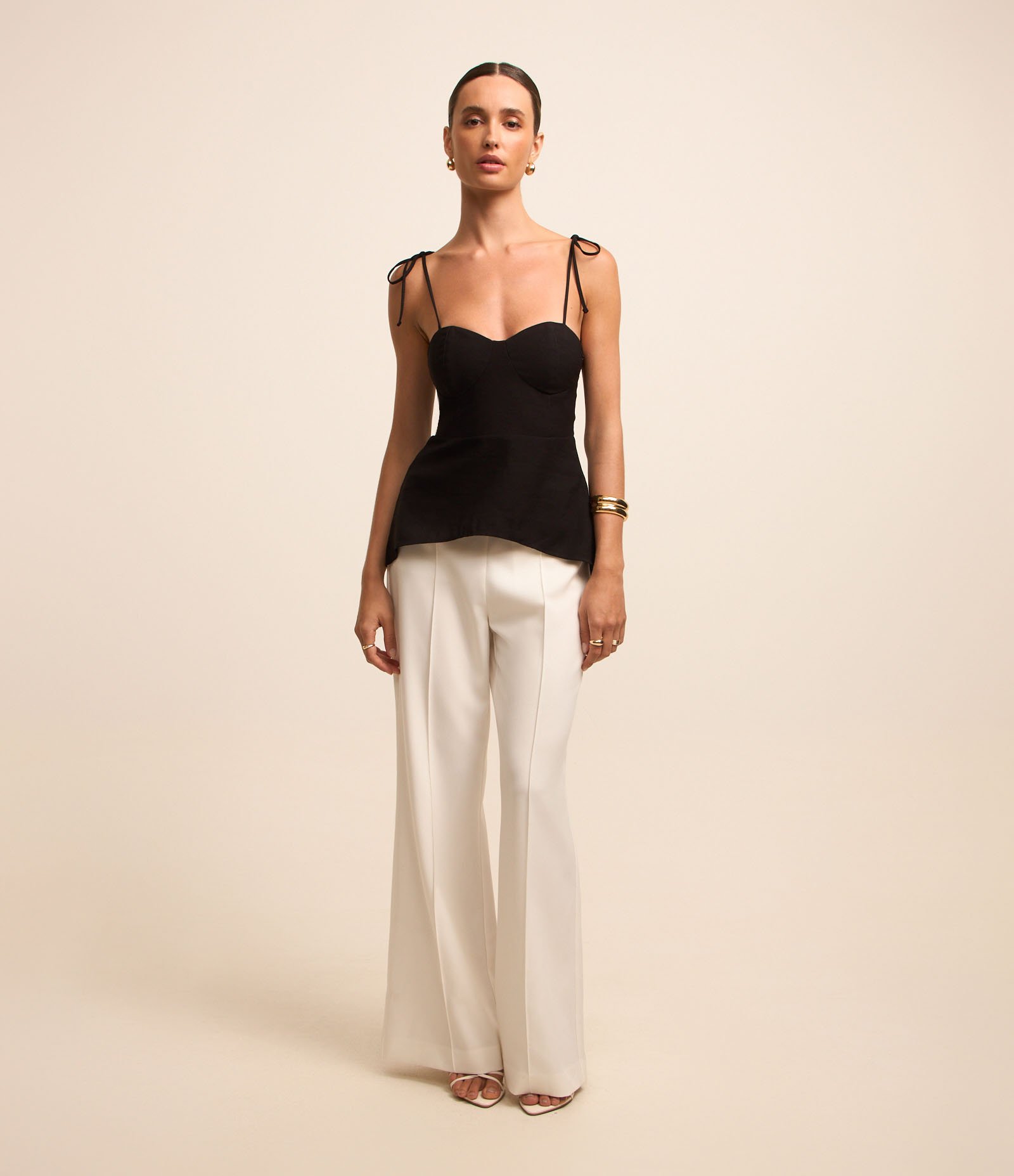 Blusa em Viscose Alfaiatada com Recortes e Amarração nas Alças Preto 2