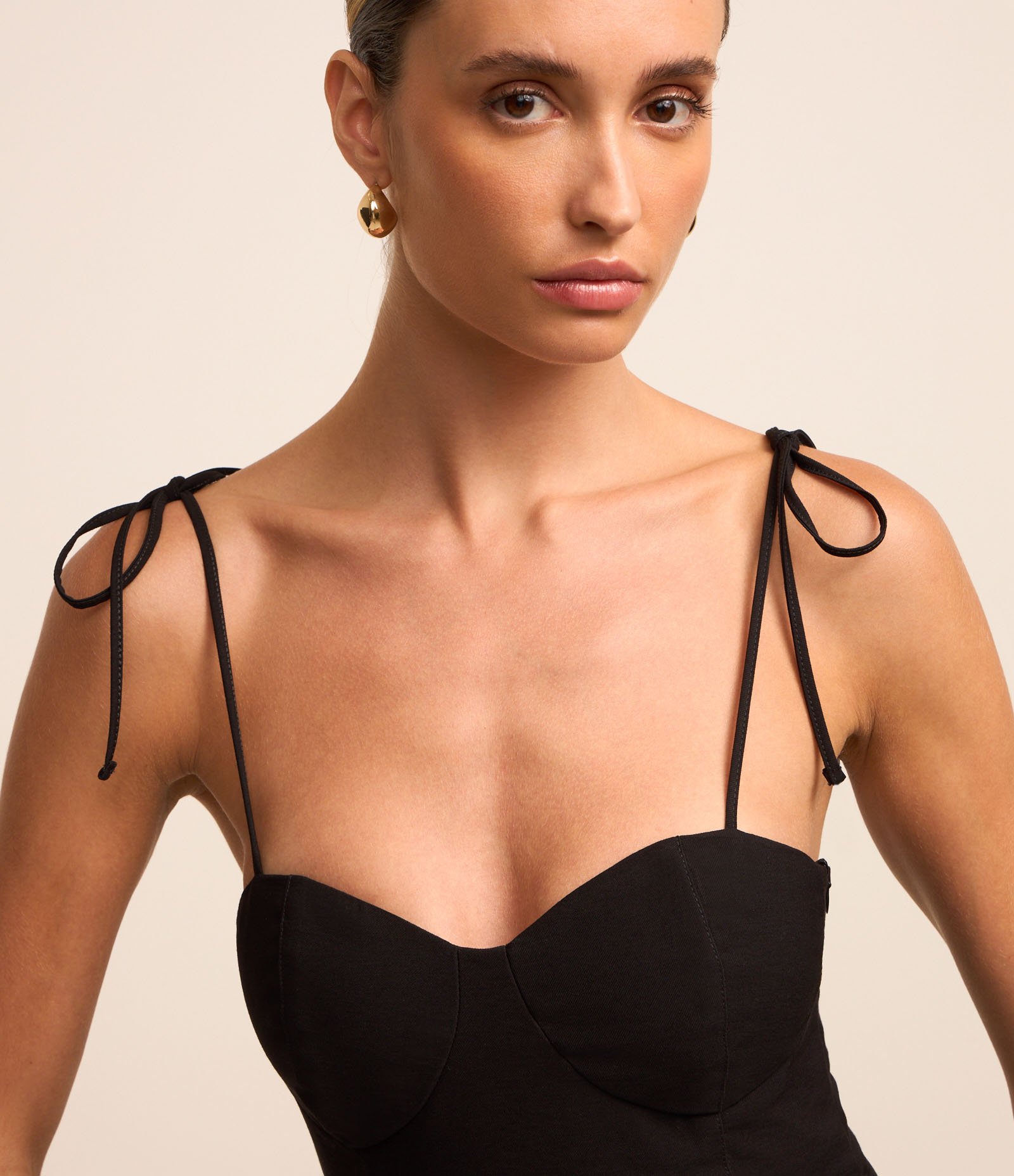 Blusa em Viscose Alfaiatada com Recortes e Amarração nas Alças Preto 3