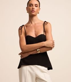 Blusa em Viscose Alfaiatada com Recortes e Amarração nas Alças