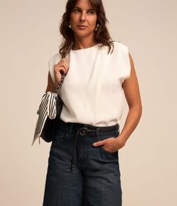 Blusa em Crepe com Franzido no Ombro