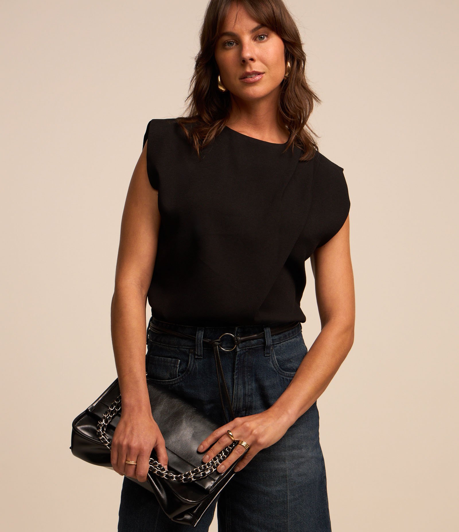 Blusa em Crepe com Franzido no Ombro Preto 1