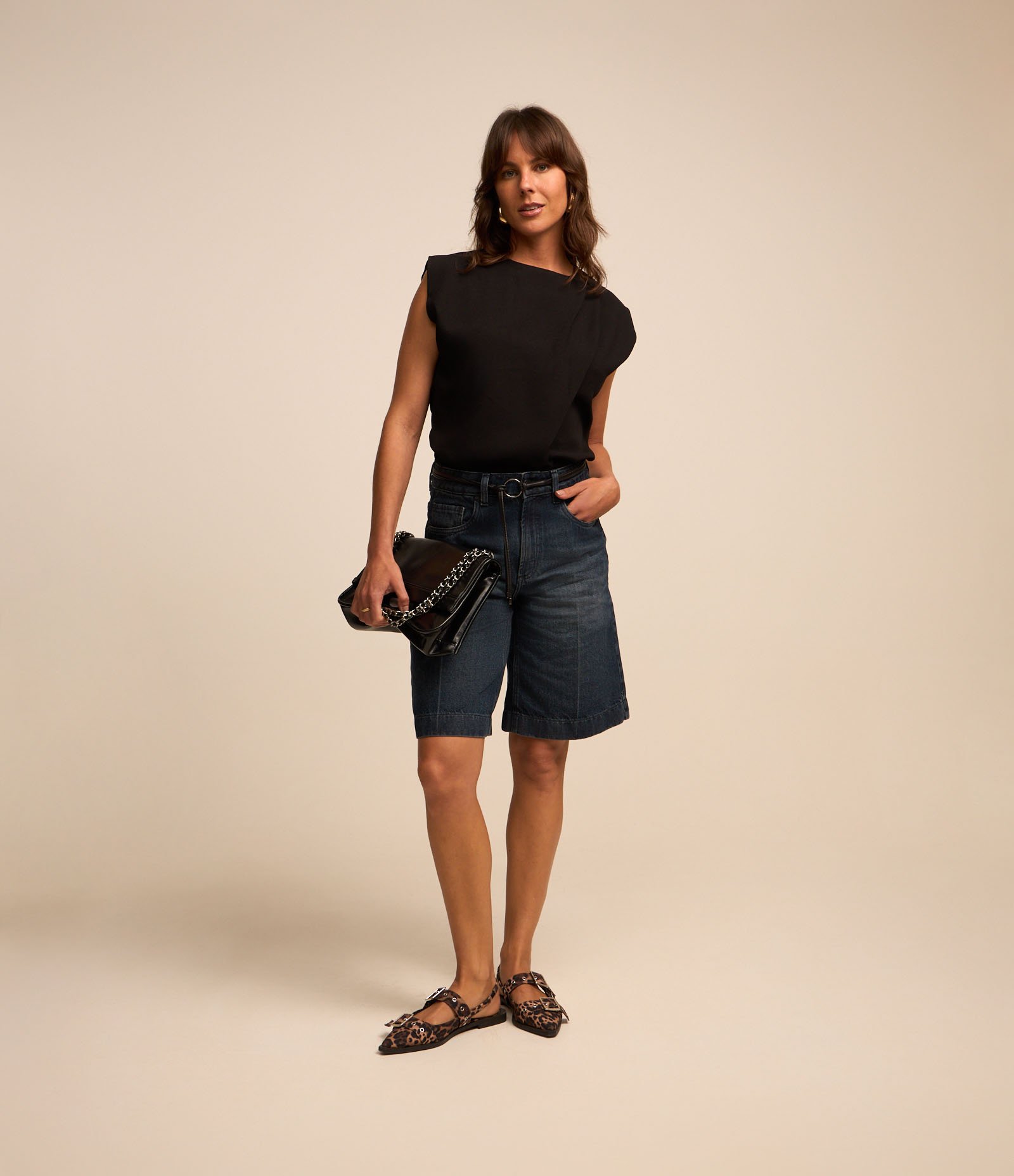 Blusa em Crepe com Franzido no Ombro Preto 2