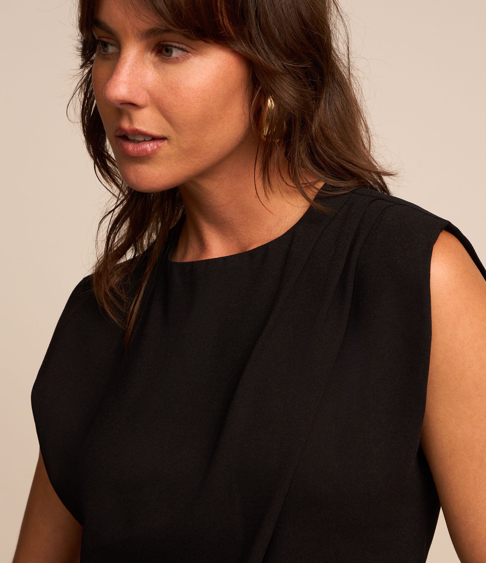 Blusa em Crepe com Franzido no Ombro Preto 3