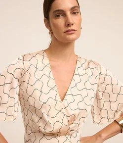 Blusa Acetinada com Decote V Transpassado e Estampa Geométrico