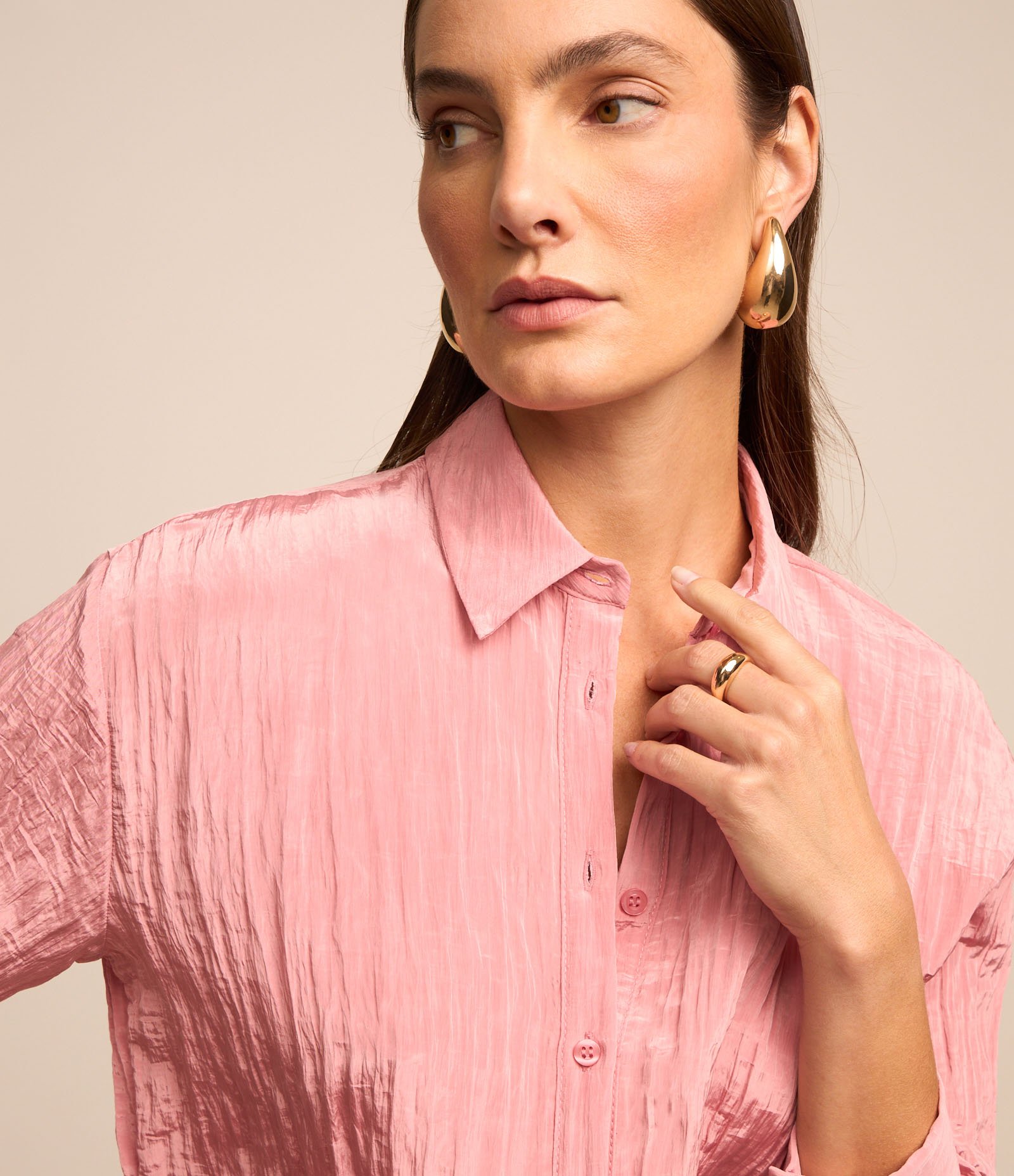 Camisa Acetinada com Tecido Texturizado e Abotoamento Rosa 1