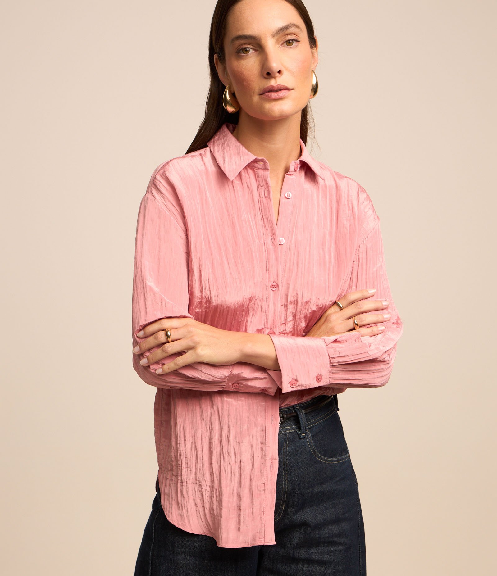 Camisa Acetinada com Tecido Texturizado e Abotoamento Rosa 2