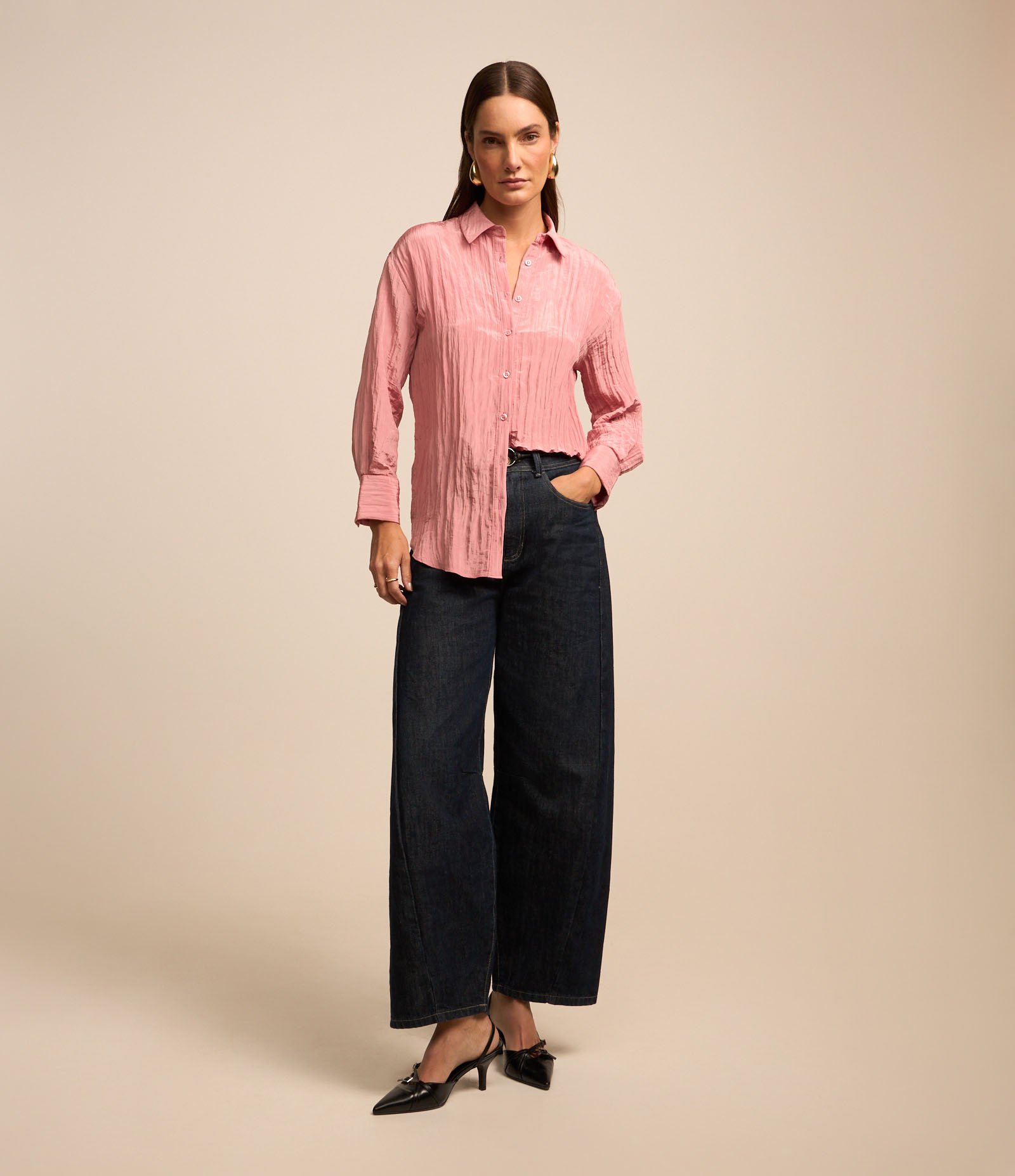 Camisa Acetinada com Tecido Texturizado e Abotoamento Rosa 3