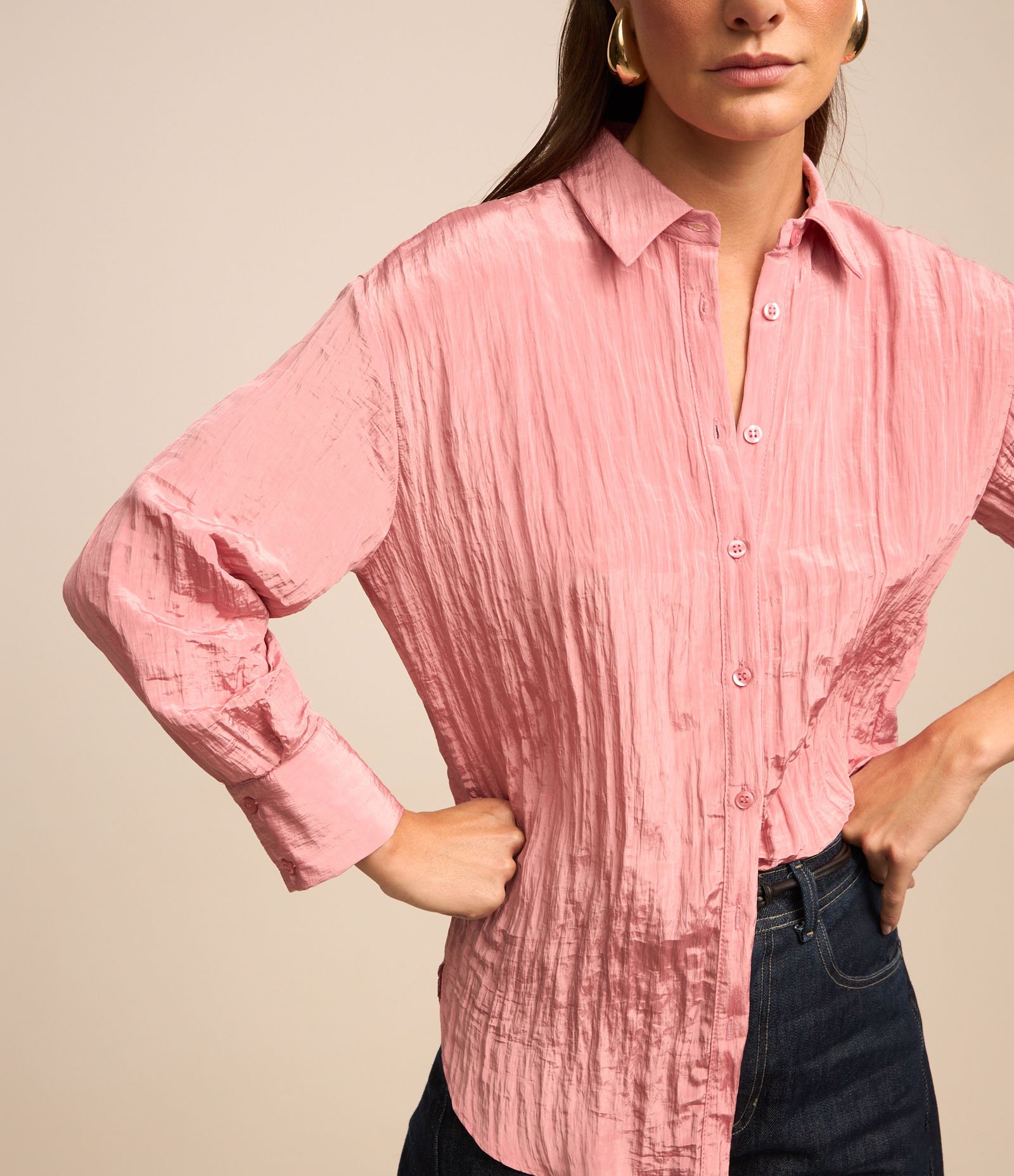 Camisa Acetinada com Tecido Texturizado e Abotoamento Rosa 4