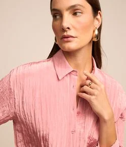 Camisa Acetinada com Tecido Texturizado e Abotoamento