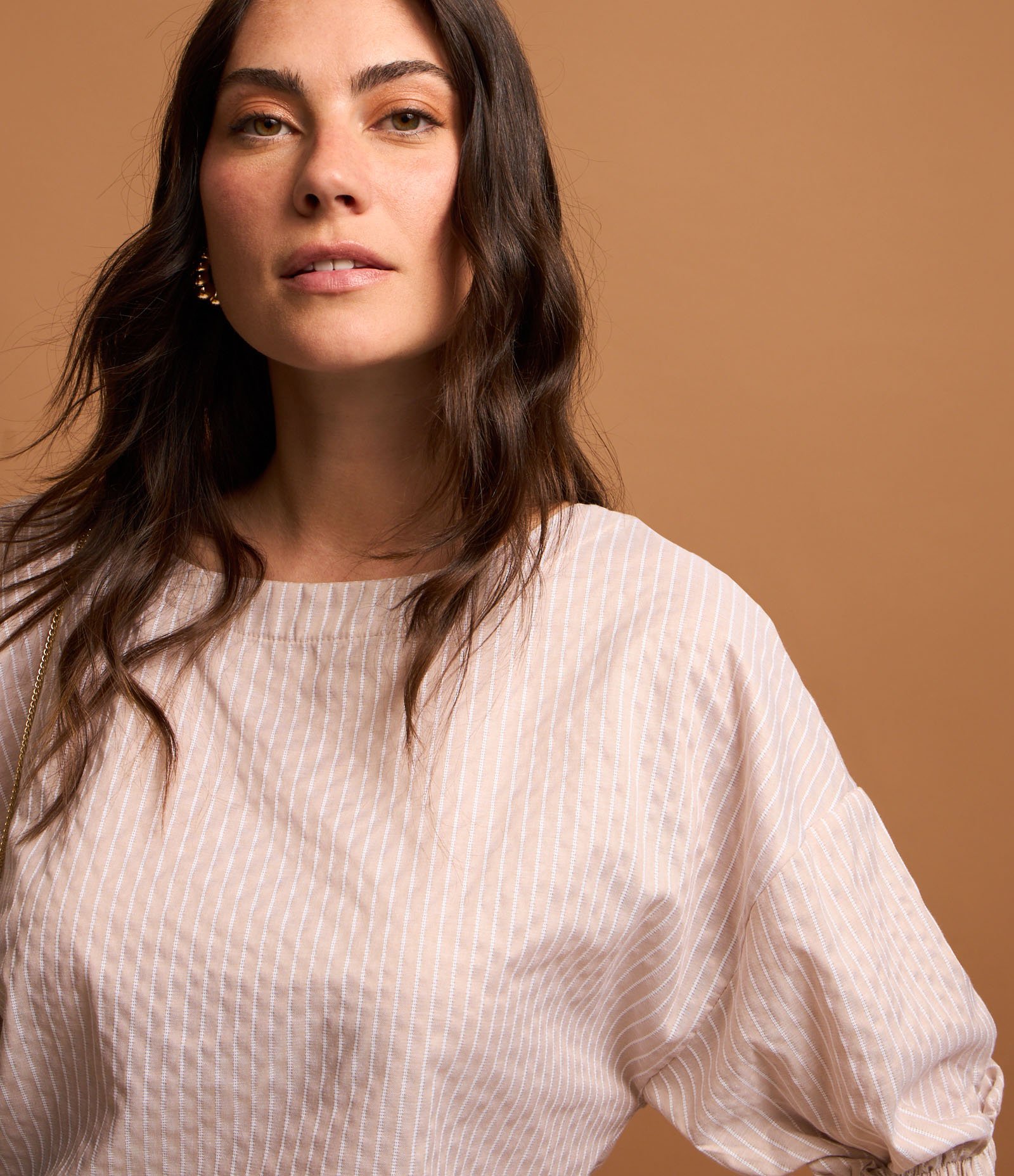 Blusa em Tricoline Listrado com Fio Tinto e Amarração nas Costas Bege 1