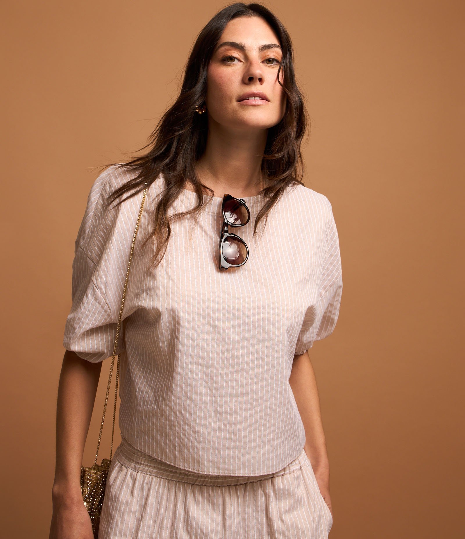 Blusa em Tricoline Listrado com Fio Tinto e Amarração nas Costas Bege 2