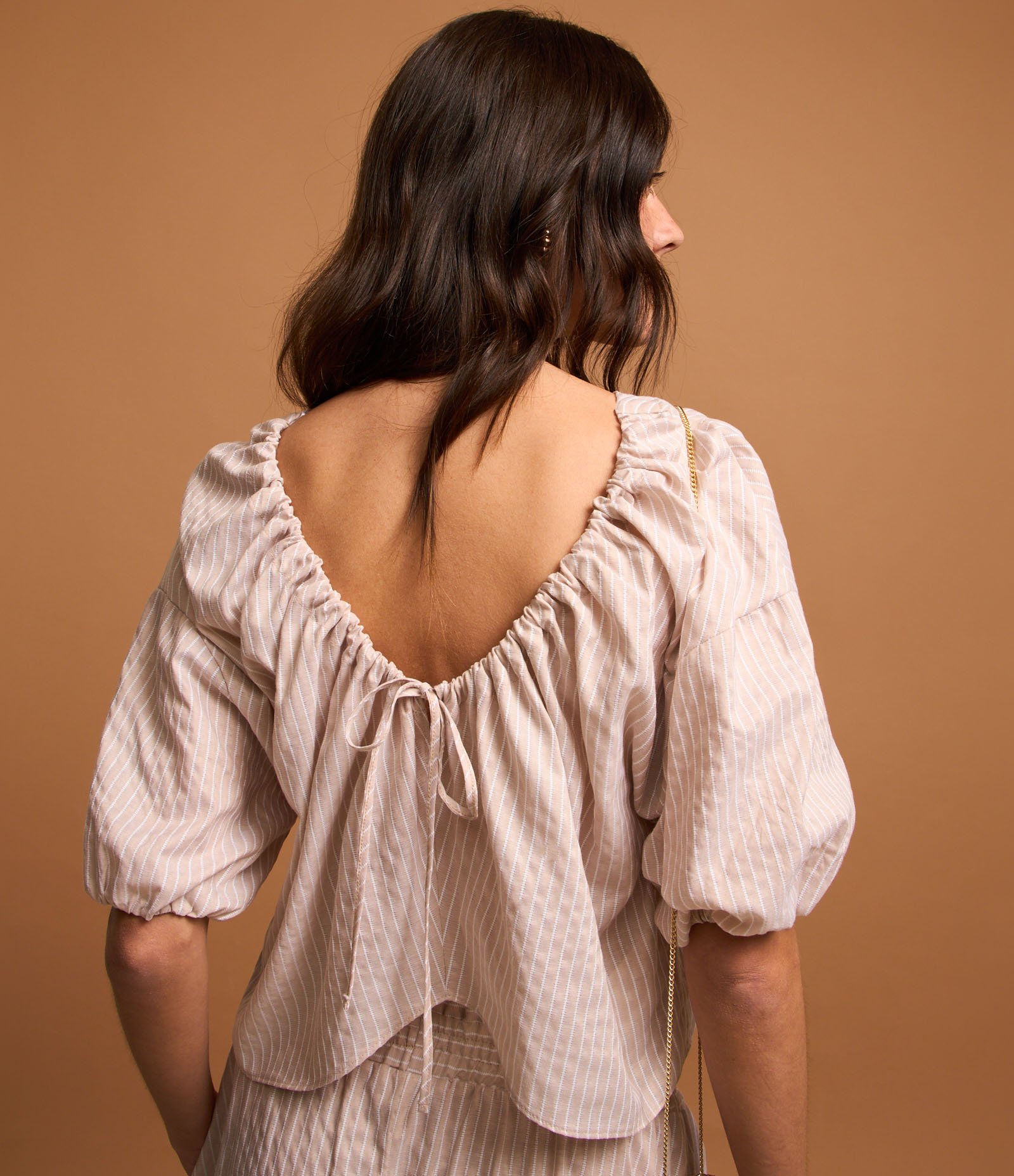 Blusa em Tricoline Listrado com Fio Tinto e Amarração nas Costas Bege 4