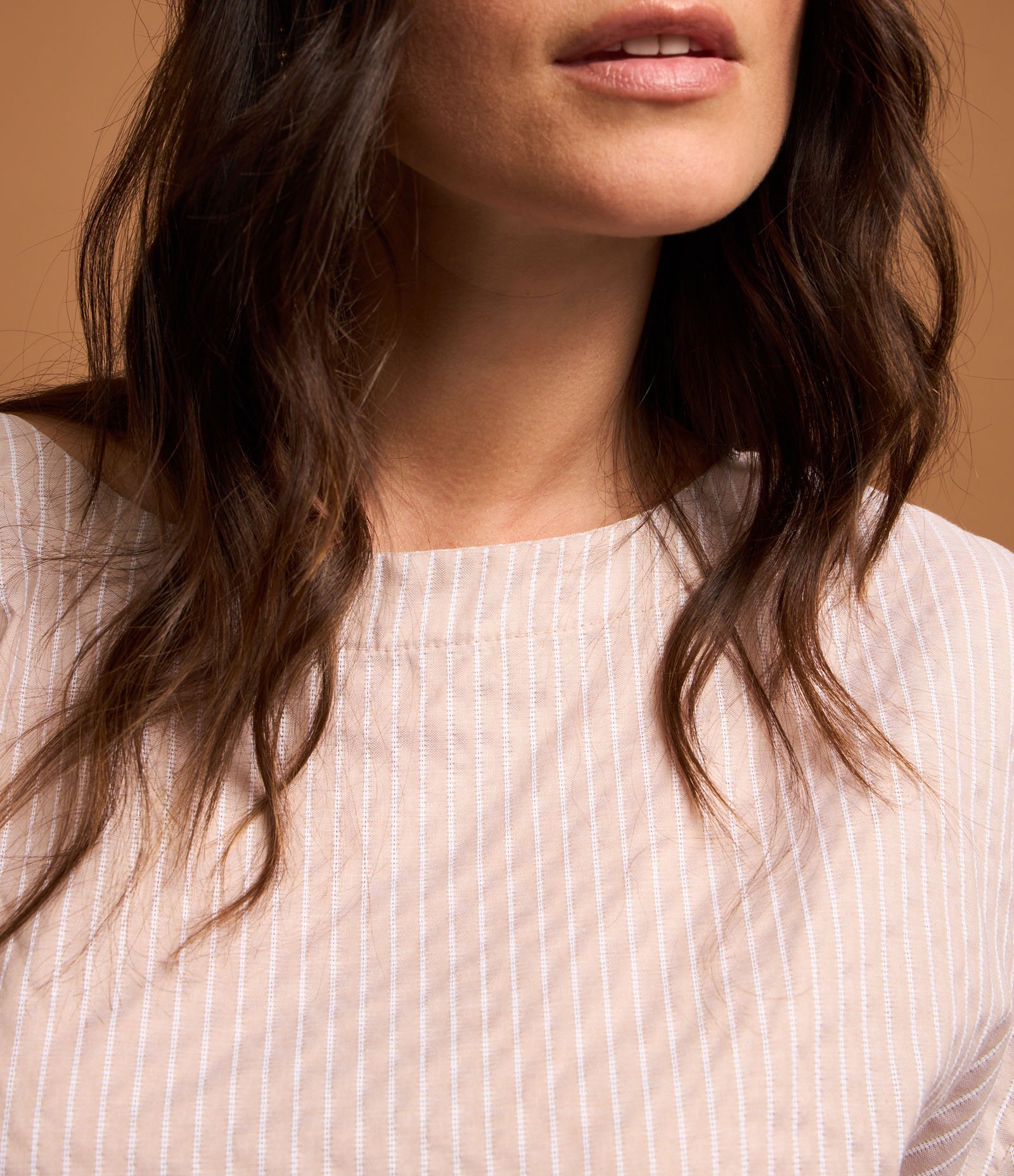 Blusa em Tricoline Listrado com Fio Tinto e Amarração nas Costas Bege 5