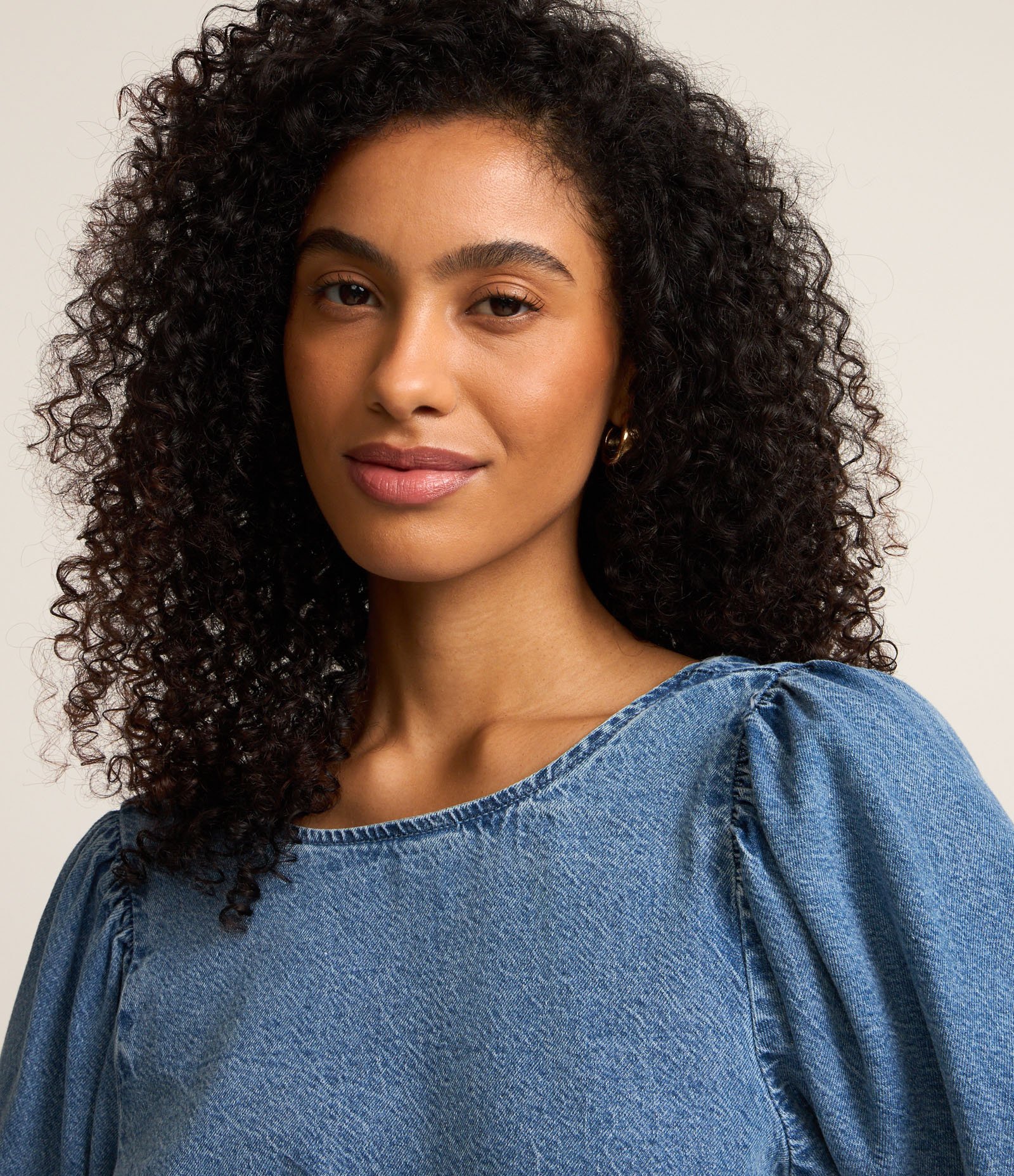 Blusa em Jeans com Manga Bufante e Decote Redondo Azul 3