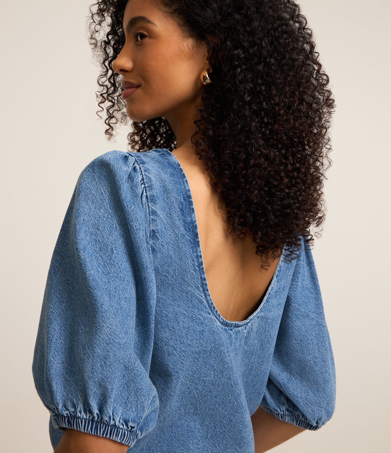 Blusa em Jeans com Manga Bufante e Decote Redondo Azul 4